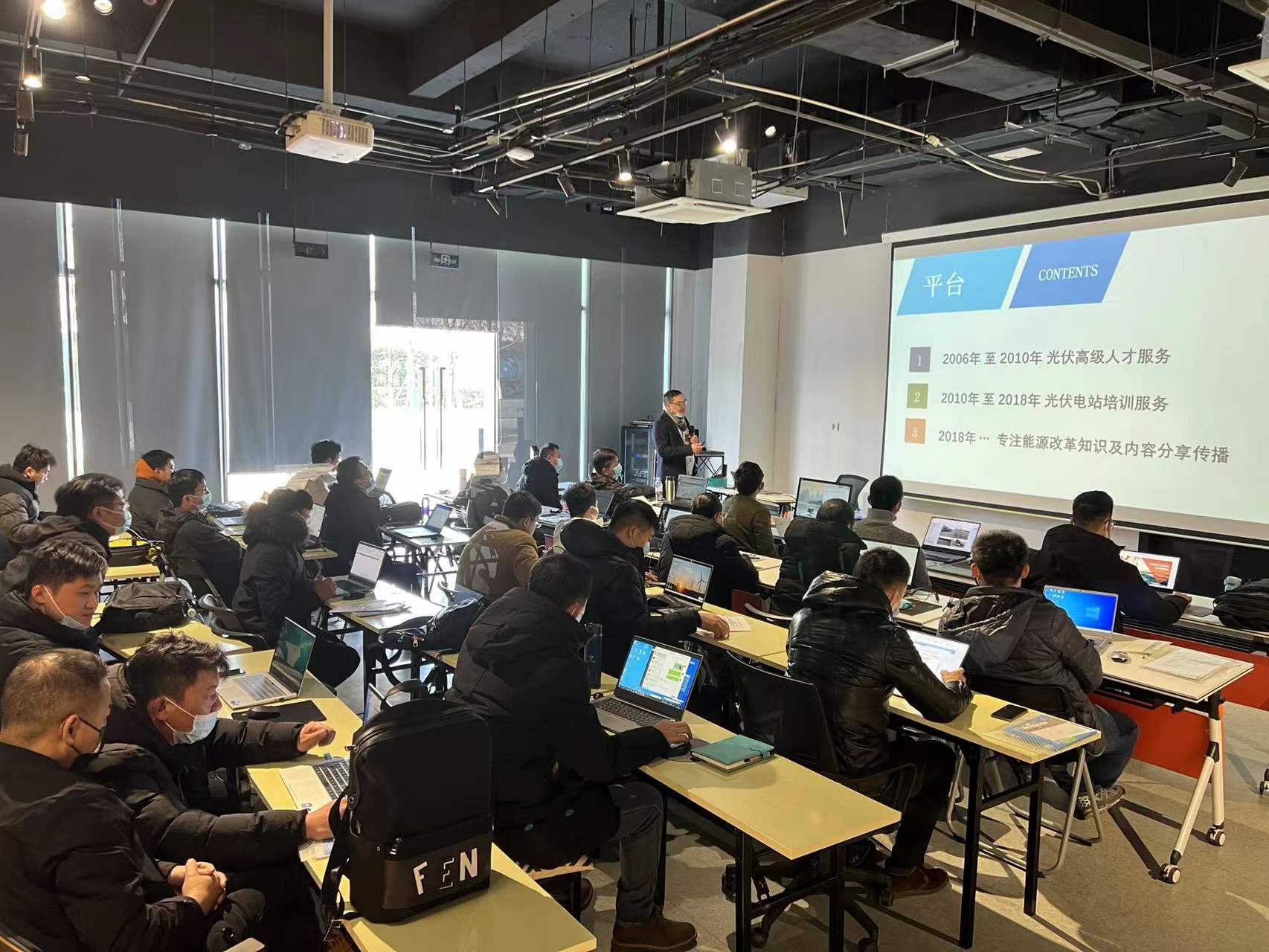 第100期光伏設(shè)計(jì)培訓(xùn)班在無(wú)錫淘光伏學(xué)院總部基地圓滿舉辦
